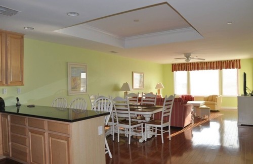 Wildwood Condo | Enjoy beautiful bay sunsets in this Marina Bay rental
