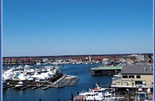 Wildwood Condo | Enjoy beautiful bay sunsets in this Marina Bay rental