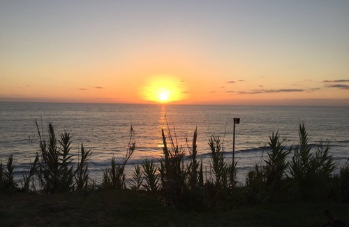 Solana Beach Hotel | Enjoy beautiful beaches of Del Mar, minutes to San Diego. Walk to restaurants.