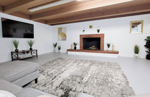 Riverside House | Enjoy Beautiful Cozy 3bd/2br/above ground pool Home in Riverside