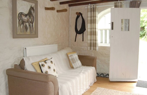 Crich Cottage | Enjoy both lake and river fishing on-site at this property.