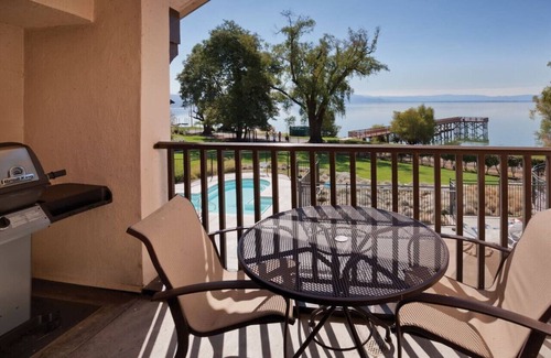 Nice Condo | Enjoy Clear Lake with the family in this resort 2BD condo with resort boat dock