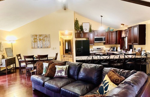 Woodland Park House | Enjoy Colorado with soaring pines, wildlife & 6 seat hot tub.