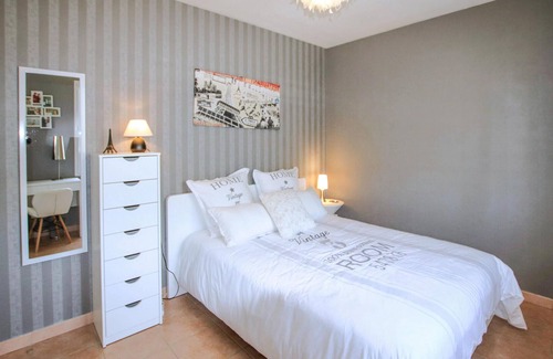 Morieres-les-Avignon House | Enjoy comfort, good facilities and space in this beautiful vacation home with swimming pool.