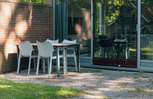 Nieuw Heeten House | Enjoy comfort and nature in the IJssel Comfort Plus bungalow for 2 persons at Vakantiepark de Sallandshoeve, with modern amenities and a peaceful setting.