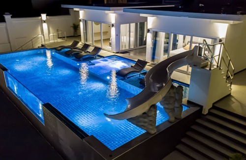 Nong Prue Villa | Enjoy Deluxe Sunset View on the beachchair in pool, 15 min to the city downtown.