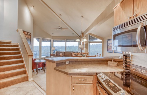 Century West Condo | Enjoy Deschutes River Views from Beautiful 2-Bedroom Mt. Bachelor Village Condo