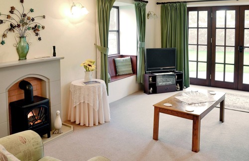 Helston Cottage | Enjoy dining al fresco on the patio while the children play.