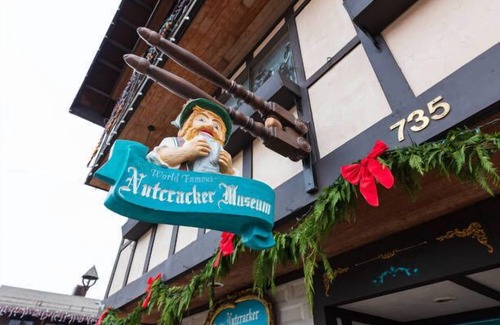 Leavenworth Hotel | Enjoy easy walking access to all Leavenworth has to offer after a relaxing night in our spacious King room with in-room jacuzzi tub and cozy fireplace.