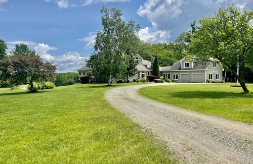 Peru House | Enjoy Every Season at this Serene Estate with Incredible Mountain Views !
