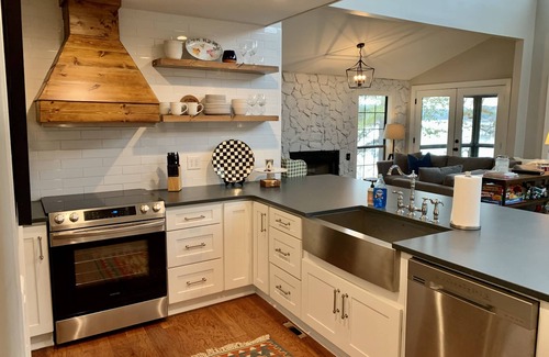 Milledgeville Cottage | Enjoy EZ Livin' on the waters of Lake Sinclair!