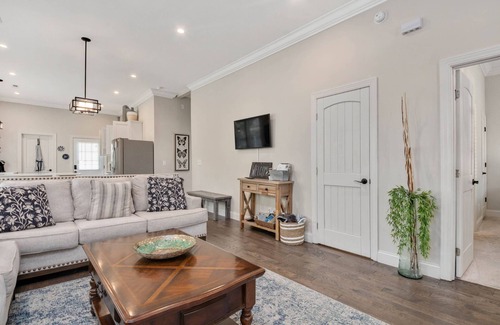 North Chattanooga House | Enjoy Fall Colors in Historic Northshore! Walk to TN River; Mtn Views, Porch Swing - Chattanooga