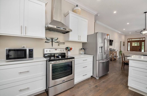 North Chattanooga House | Enjoy Fall Colors in Historic Northshore! Walk to TN River; Mtn Views, Porch Swing - Chattanooga