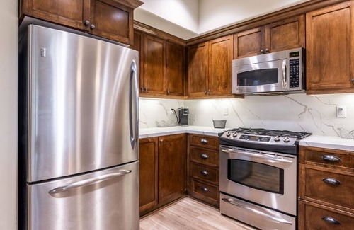 Woodwinds House | Enjoy Fall in Mammoth Lakes! Townhome with 2 Private Decks, Hot Tub, Fireplace and Grill!