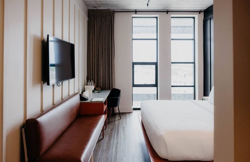 East Nashville Hotel | Enjoy Funky Boutique Room w/Skyline Views – Food & Fun Nearby! Close to Airport