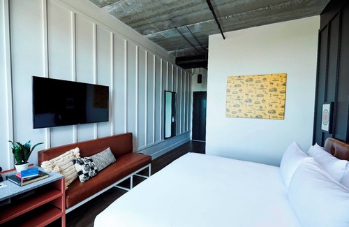 East Nashville Hotel | Enjoy Funky Boutique Room w/Skyline Views – Food & Fun Nearby! Close to Airport