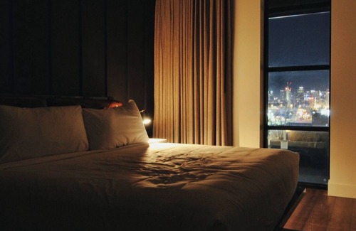 East Nashville Hotel | Enjoy Funky Boutique Room w/Skyline Views – Food & Fun Nearby! Close to Airport