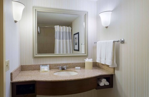 Silver Lane Hotel | Enjoy Hartford: Refreshing Stay with Free Parking, Near Attractions! Indoor Pool