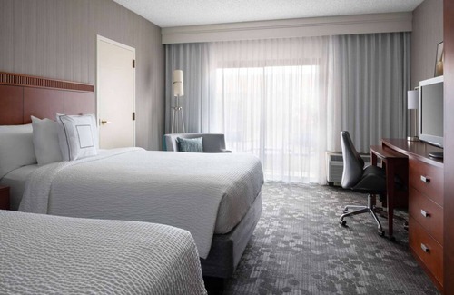 Camelback East Hotel | Enjoy in Phoenix, Pets are Allowed, Free Parking, with Pool, Near Colter Park!