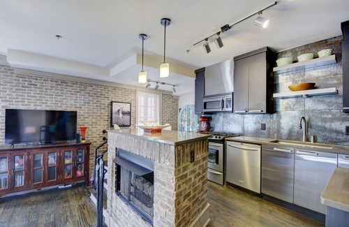 King City Condo | Enjoy Island life in the Village in this gorgeous one of a kind loft!