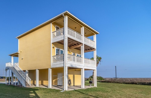 Bella Vista House | Enjoy Island & Ocean Views with the Luxury of Two Master Suites.