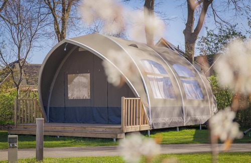 Nieuw Heeten House | Enjoy luxurious glamping in the Big Oak Tent at De Sallandshoeve Holiday Park, perfect for families and nature lovers in the heart of the Sallandsheuvelrug.