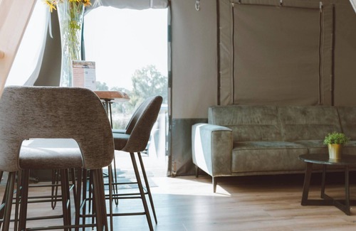 Nieuw Heeten House | Enjoy luxurious glamping in the Big Oak Tent at De Sallandshoeve Holiday Park, perfect for families and nature lovers in the heart of the Sallandsheuvelrug.
