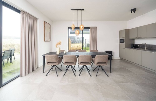 Zeewolde House | Enjoy luxury at holiday villa Maan: a 10-person villa with a hot tub, sauna, and waterfront terrace. Modern and spacious, ideal for a relaxing holiday!