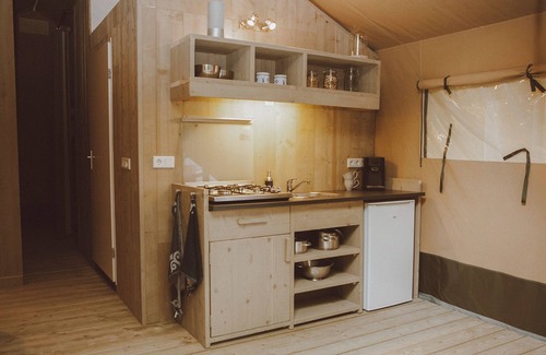 Voorthuizen House | Enjoy luxury camping in a safari tent for 6 people at Recreatiepark De Boshoek in the Veluwe, with luxury amenities and nature nearby.