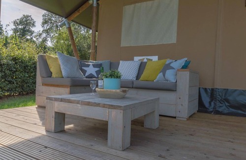 Voorthuizen House | Enjoy luxury camping in a safari tent for 6 people at Recreatiepark De Boshoek in the Veluwe, with luxury amenities and nature nearby.