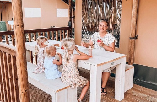 Nieuw Heeten House | Enjoy luxury glamping in the Ranger Lodge, a spacious 6-person accommodation with modern facilities and a stunning natural setting.