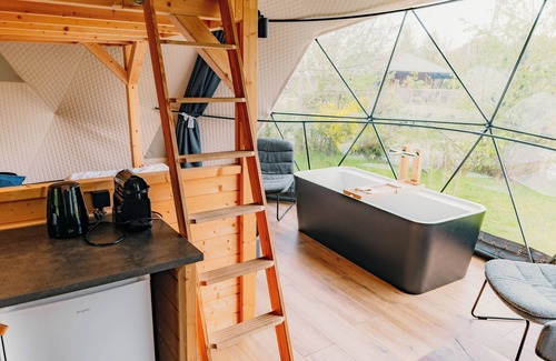 Nieuw Heeten House | Enjoy luxury glamping in the Waard Round Holly tent, with a pond view, a bathtub, and modern amenities for 4 people.