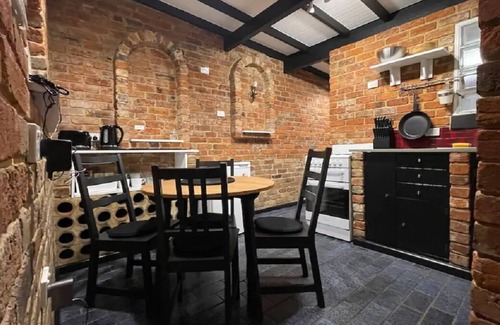 Newtown House | Enjoy Newtown's colours - cosy terrace