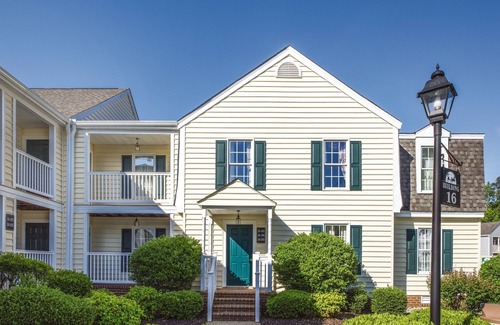 Williamsburg Resort | Enjoy our Colonial Style Resort in Williamsburg with Free parking, pool access, mini golf and tennis