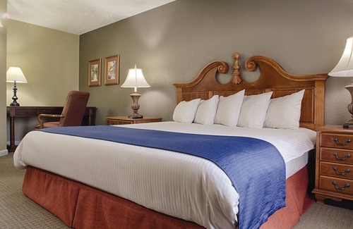 Williamsburg Resort | Enjoy our Colonial Style Resort in Williamsburg with Free parking, pool access, mini golf and tennis