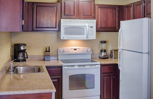 Williamsburg Resort | Enjoy our Colonial Style Resort in Williamsburg with Free parking, pool access, mini golf and tennis