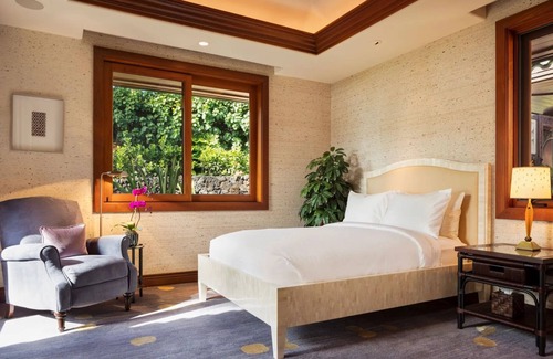 Kamuela Resort | Enjoy Pauoa Beach Club’s spa, gym, pool, and oceanfront privacy.