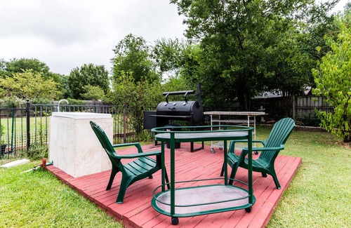South Arlington House | ENJOY RESORT STYLE LUXURY ACCOMMODATIONS AT THE ESTATE HOME