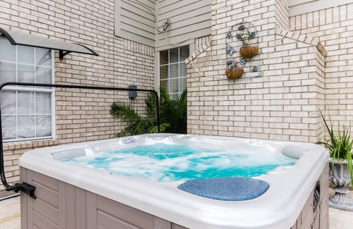 South Arlington House | ENJOY RESORT STYLE LUXURY ACCOMMODATIONS AT THE ESTATE HOME