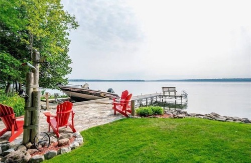 Bobcaygeon Cottage | Enjoy scenic views at 4bdrm Lakehouse with Tikibar