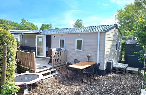 Lauwersoog Ski Chalet | EnJoy Sea and Lake Holiday Home in Lauwersoog