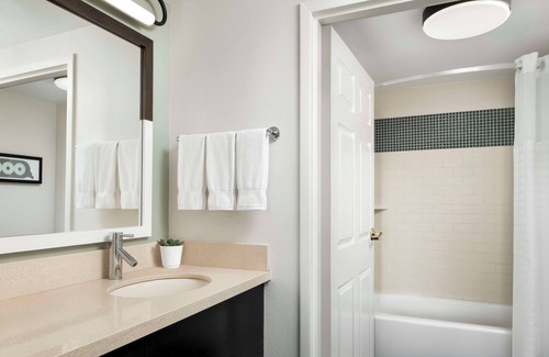 Thornhill Hotel | Enjoy Spacious Living at This Thornhill Suite w/Breakfast and Swimming Pool