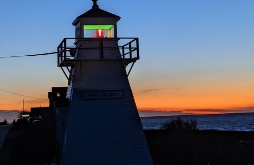 Port George House | Enjoy the Bay of Fundy just steps away. Pet friendly.