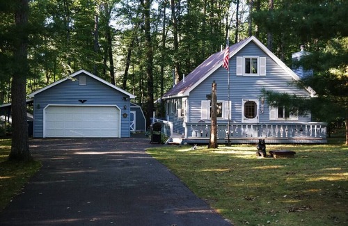 Higgins Lake Ski Chalet | Enjoy the beauty of Northern Michigan at Higgins Lake and Houghton !