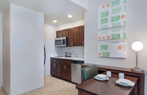 Sandy Springs Hotel | Enjoy the Best of Atlanta w/Pool Access In Dunwoody