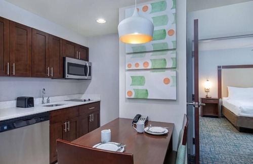 Sandy Springs Hotel | Enjoy the Best of Atlanta w/Pool Access In Dunwoody