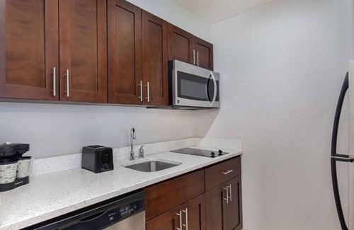 Sandy Springs Hotel | Enjoy the Best of Atlanta w/Pool Access In Dunwoody
