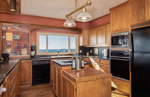 Chinook House | Enjoy the Columbia River and the Pacific Ocean.