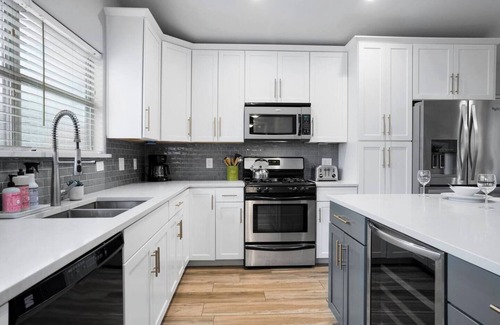 Chestnut House | Enjoy the contemporary luxury in this comfortable 3BR house, ideally situated near the University of Texas and its sporting venues. Visit top restaurants, shops, and other attractions within mins. It features everything you may desire during your vis