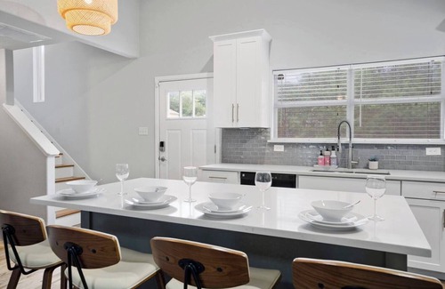 Chestnut House | Enjoy the contemporary luxury in this comfortable 3BR house, ideally situated near the University of Texas and its sporting venues. Visit top restaurants, shops, and other attractions within mins. It features everything you may desire during your vis